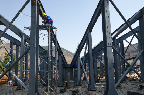 設計院承擔設計的一外部項目開始進行現場主體安裝施工