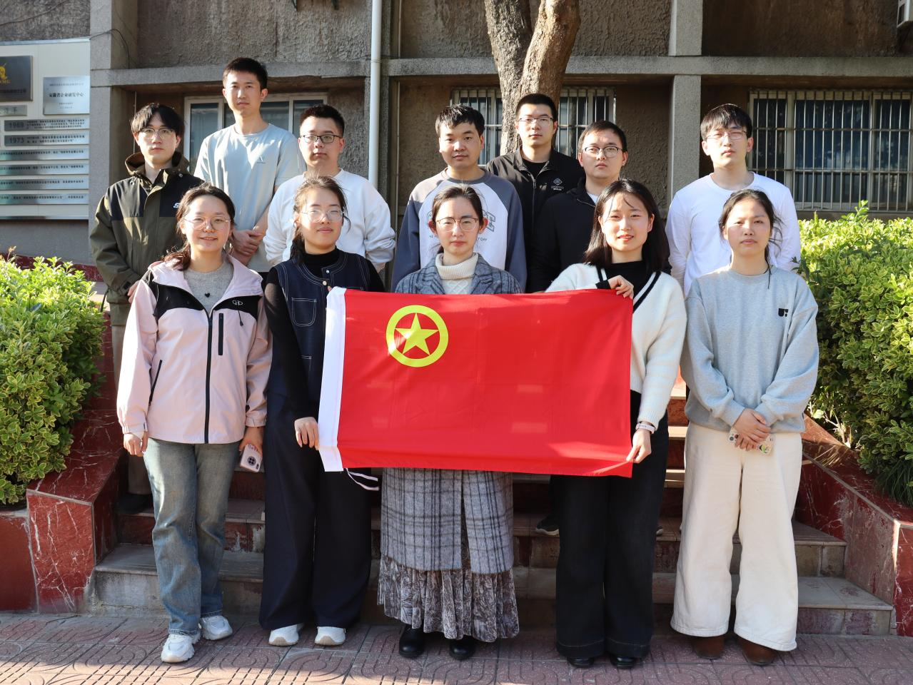 凈美辦公 黨團(tuán)同行——設(shè)計團(tuán)支部組織開展美化辦公環(huán)境志愿服務(wù)...