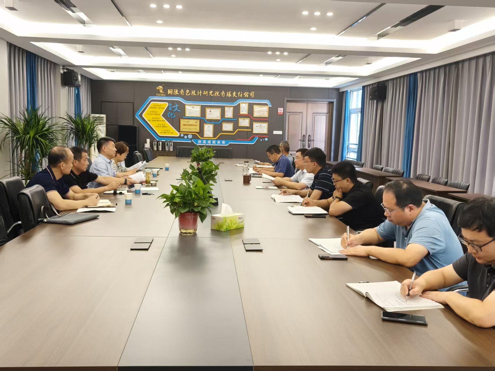 集團(tuán)公司總經(jīng)理助理李新到設(shè)計院調(diào)研